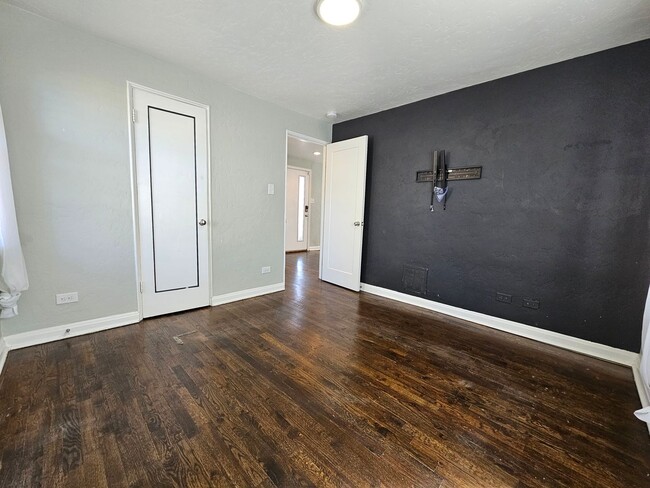 Building Photo - Heart of the City 1949 Charmer 2 Bed 1 Bat...