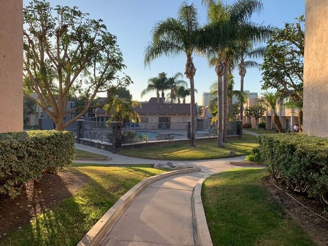 Building Photo - GREAT UPSTRS CONDO FOR LEASE!