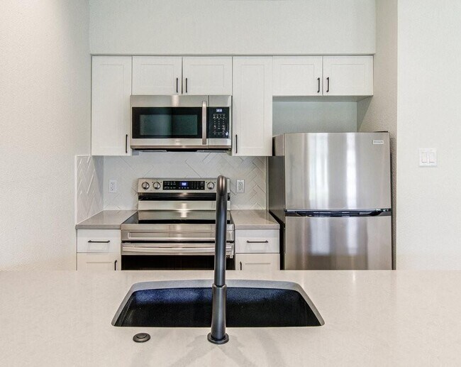 Building Photo - 1215 Hollow Creek Dr