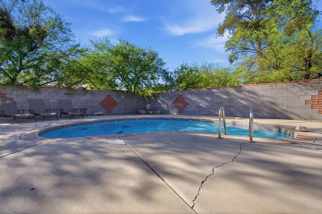 Building Photo - 1901 N Rosemont Blvd