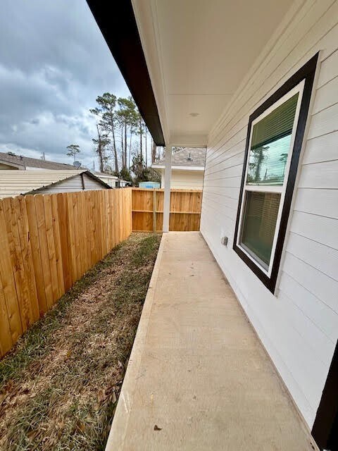 Building Photo - 16930 W Lynbrook