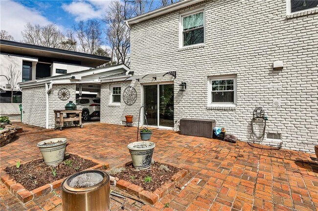 Building Photo - 800 Glenairy Dr NE