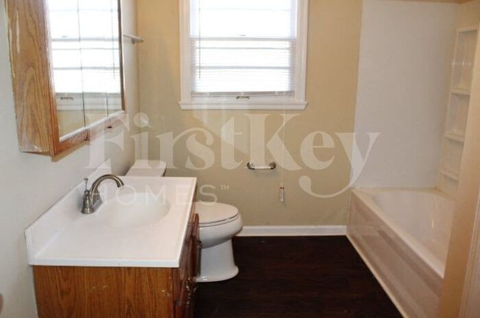 Building Photo - 5614 N Victoria Dr