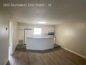Building Photo - 1002 SW 11th Ave