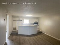 Building Photo - 1002 SW 11th Ave