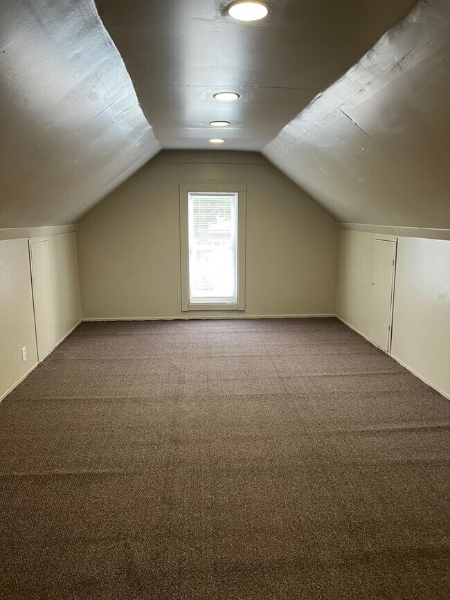 Building Photo - Spacious 4 Bedroom Southside Holland