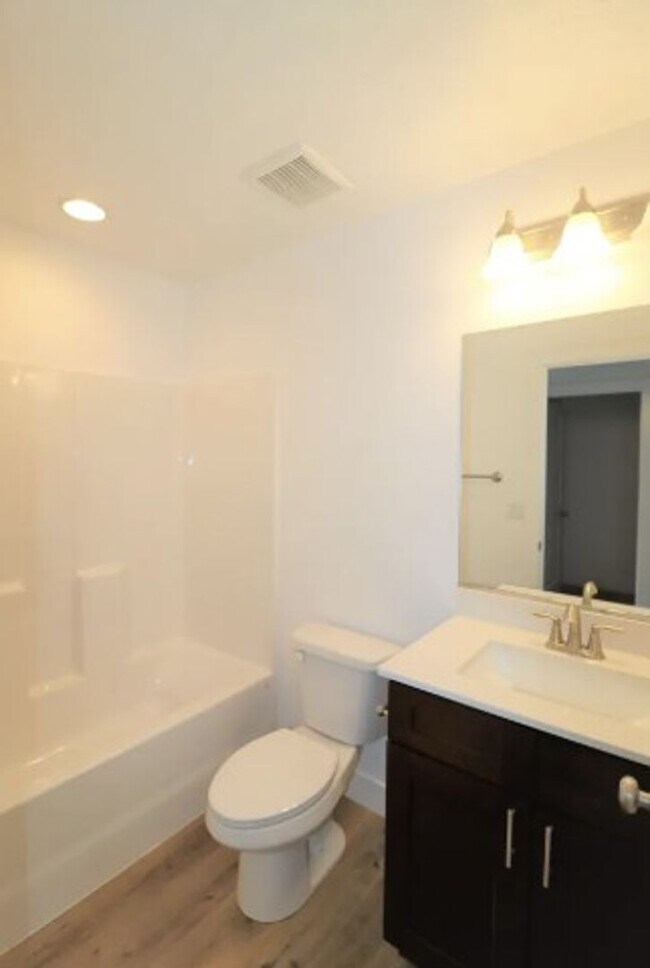 Building Photo - End Unit! 3 Bedroom House for Rent