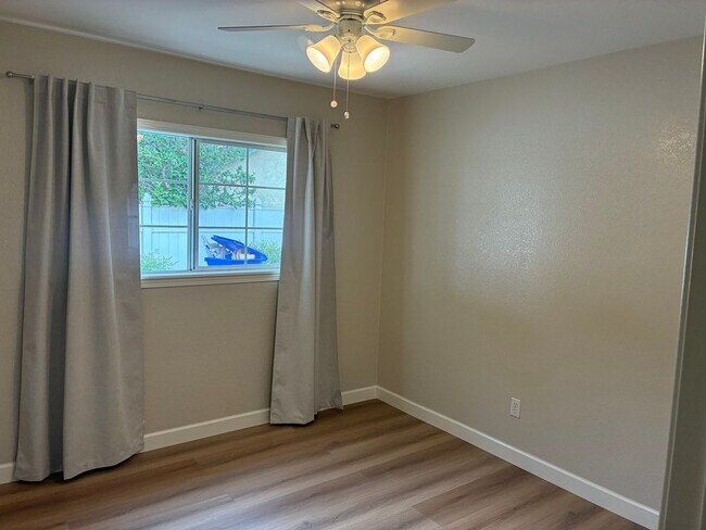 Building Photo - 3 Bedrooms with big backyard