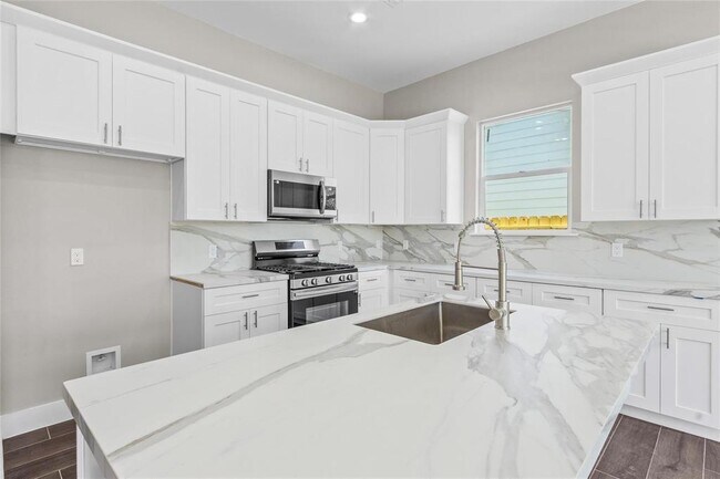 Building Photo - 5506 Pershing St