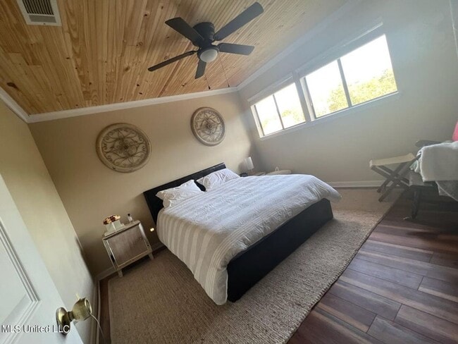 Building Photo - Riverfront Living with Private Boat Launch