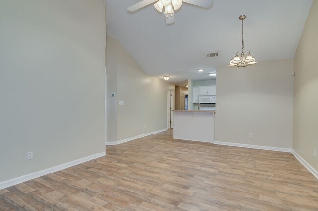 Building Photo - Townhouse w/ 1 Car Garage