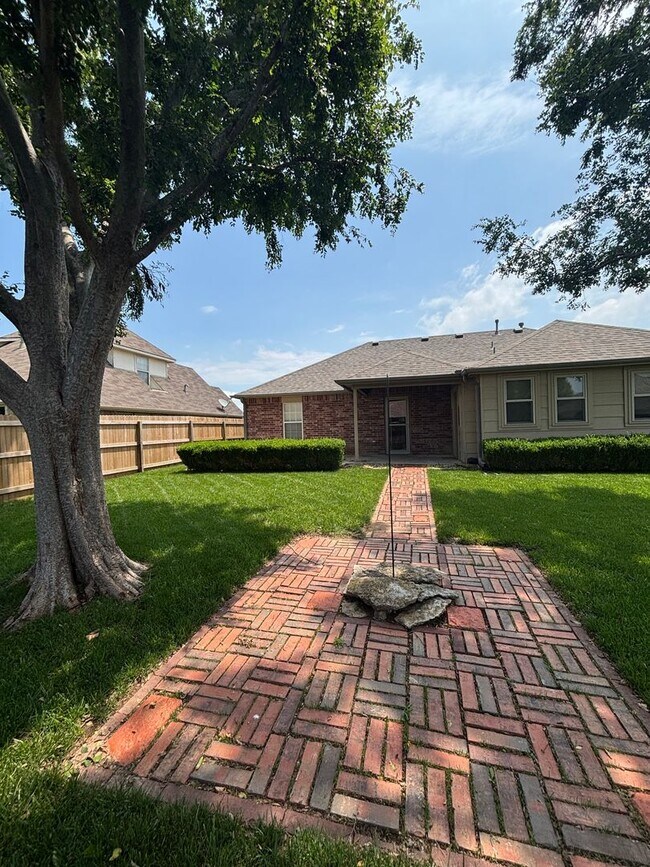 Building Photo - Awesome 3 bed/2bath/2 car Split floor plan in Southfork III!