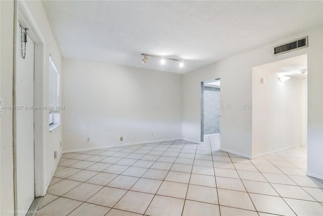 Building Photo - Spacious one bed one bath with pool!