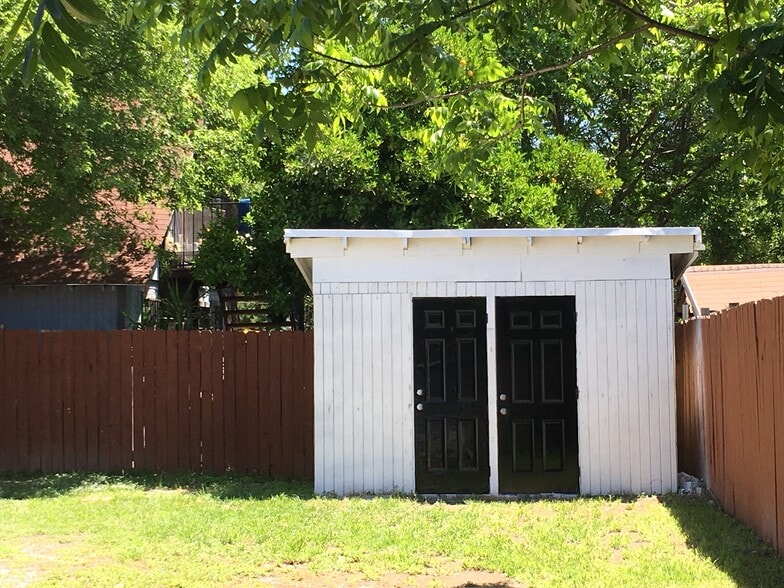 Building Photo - 1042 W Lynwood Ave