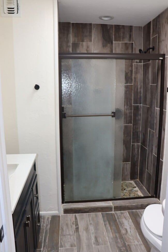 Building Photo - 5 Bedroom, 2 Bathroom