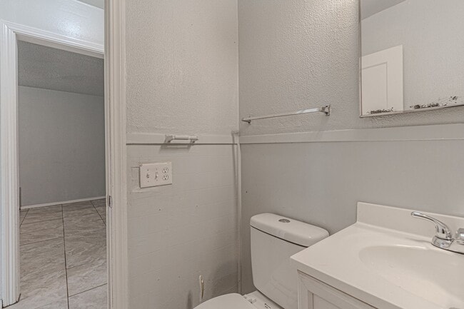 Building Photo - 3 Bed 2 Bath in OKC!