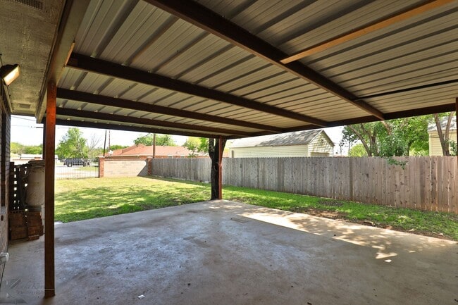 Building Photo - 3 bed 2 bath 2 car carport home in south A...