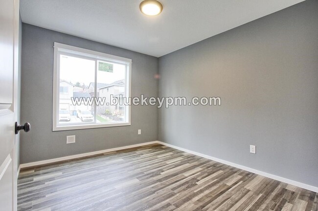 Building Photo - # 318      3 Bed, 2.5 Baths Townhome in La...