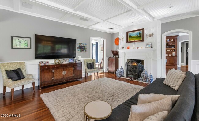 Building Photo - 6032 E Lincoln Dr