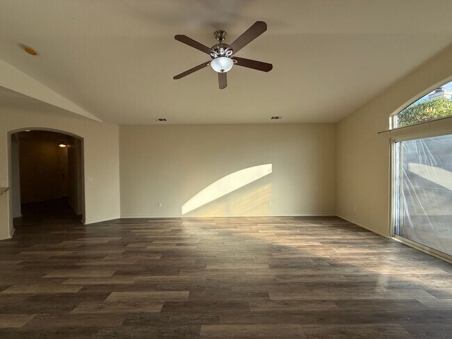 Building Photo - Beautiful Bradley Square Single Story Home With Easy Access to Shopping/101 Frwy