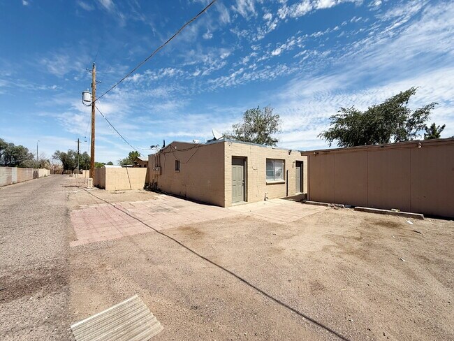 Building Photo - Fully Remodeled 2-Bedroom Townhome in Prim...