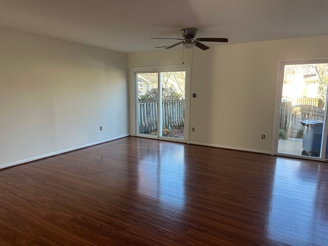 Building Photo - 290 Hilltop Ln