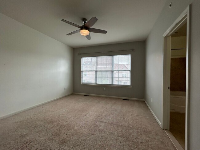 Building Photo - 1379 Parish Ave