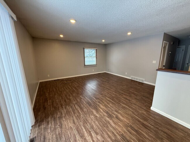 Building Photo - Welcome to this charming 3-bedroom, 2-bathroom home located in the heart of East Grand Forks, MN.