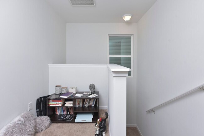 Building Photo - Modern Comfort in a Quiet Cul-de-Sac – 3 B...