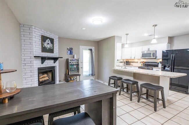 Building Photo - 4925 Big Bend Dr