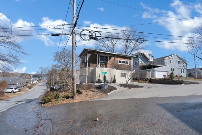 Building Photo - Stunning 4 Bed 2.5 Bath Steps from Willards Beach UNFURNISHED
