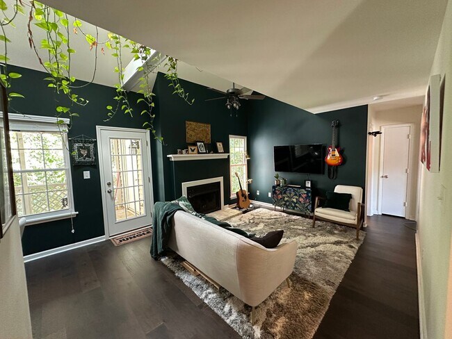 Building Photo - Charming 2-Bedroom Loft-Style Condo in a P...