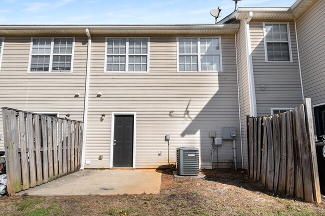 Building Photo - Beautiful Upgraded Townhome!