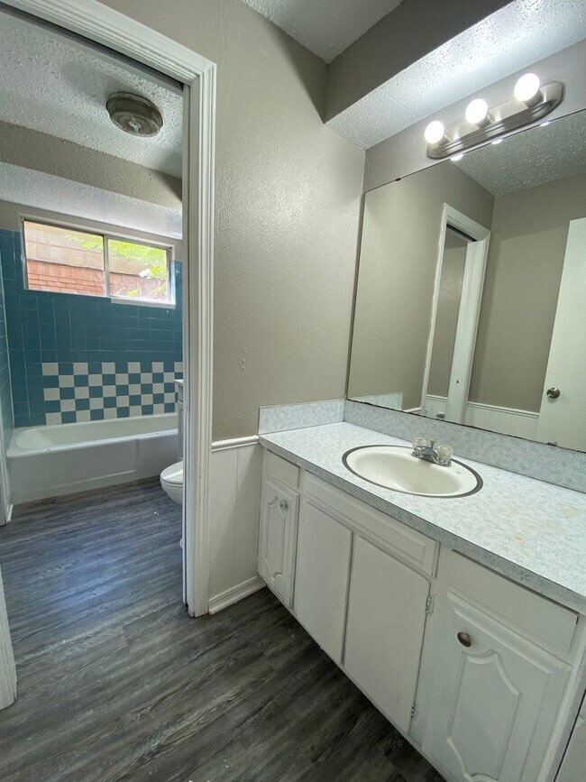 Building Photo - 4 Bedroom House Available now OKC