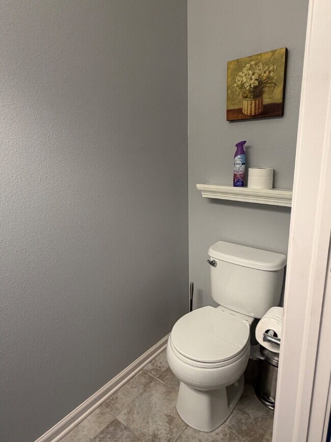 Building Photo - Charming 3-Bed 2.5-Bath Townhouse with Granite Finishes Near Jordan Creek Town Center