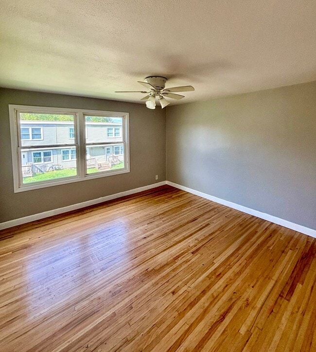 Building Photo - 2 bed, 1 bath townhome in convenient Water...