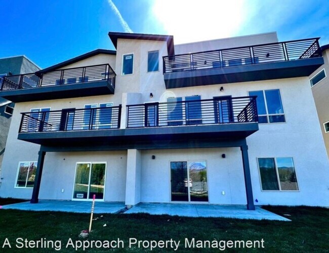 Building Photo - Close to Micron! Luxury Town Home With Two...