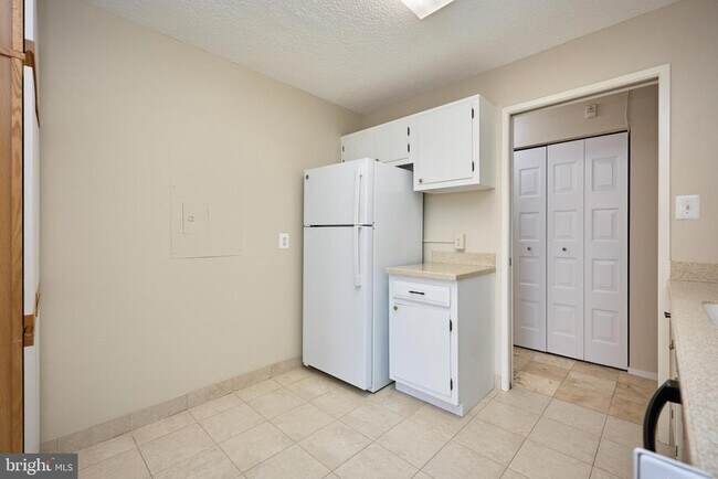 Building Photo - 2300 Pimmit Dr