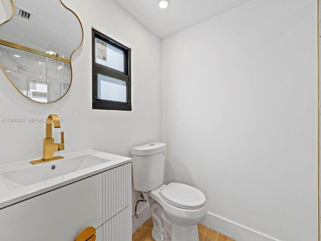 Building Photo - 5841 SW 13th St