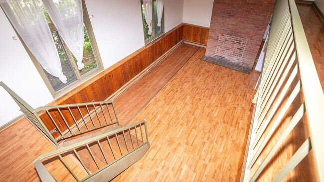 Building Photo - 903 Sylvan Ave