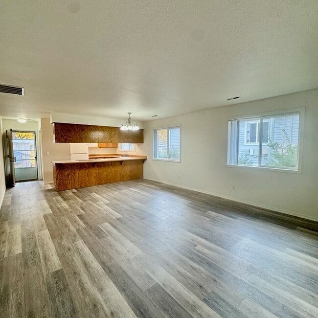 Building Photo - 522 W Summit Ave