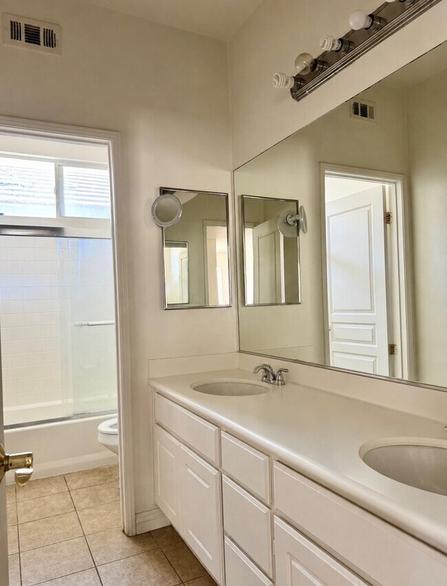 Building Photo - Spacious 4 Bedroom in Oxnard