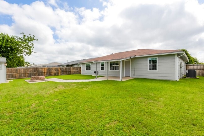 Building Photo - 2307 Traverse Dr