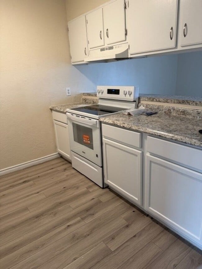 Building Photo - 6929 SW Hampshire- AVAILABLE NOW!