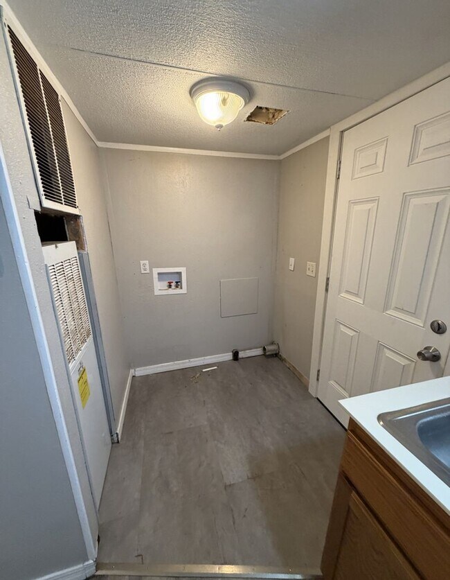 Building Photo - 3 Bedroom, 2 Bath In Stonewall
