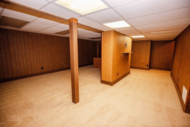 Building Photo - Beautiful Condo for Rent - Appliances included, washer and dryer hook ups, one and half bath, ver...