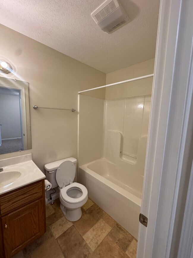 Building Photo - Spacious Townhouse in Bridgewater