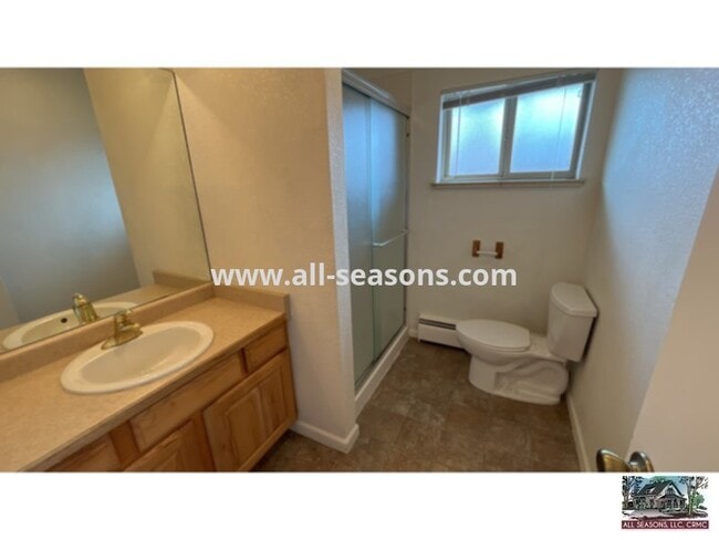 Building Photo - Spacious Duplex Unit near Old Broadmoor Rd