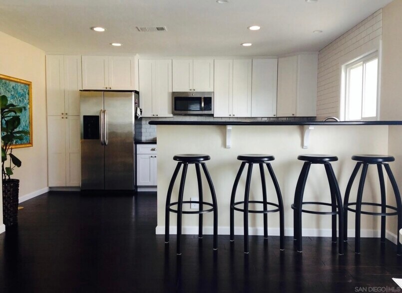 Open concept updated kitchen - 357 Winsome Pl