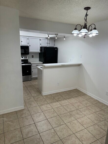 Building Photo - 17401 Red Oak Dr